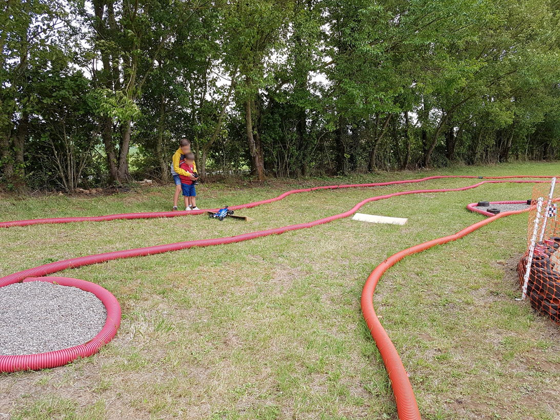 Circuit avec voiture radiocommandée